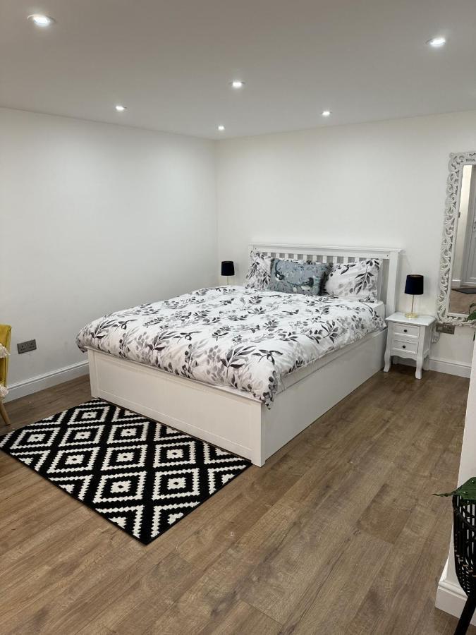Touchwood Apartment Isleworth Exterior photo